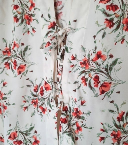 Flynn Skye Get Away Lace Up Front Day Desire White Red Floral Blouse XS - Picture 7 of 7